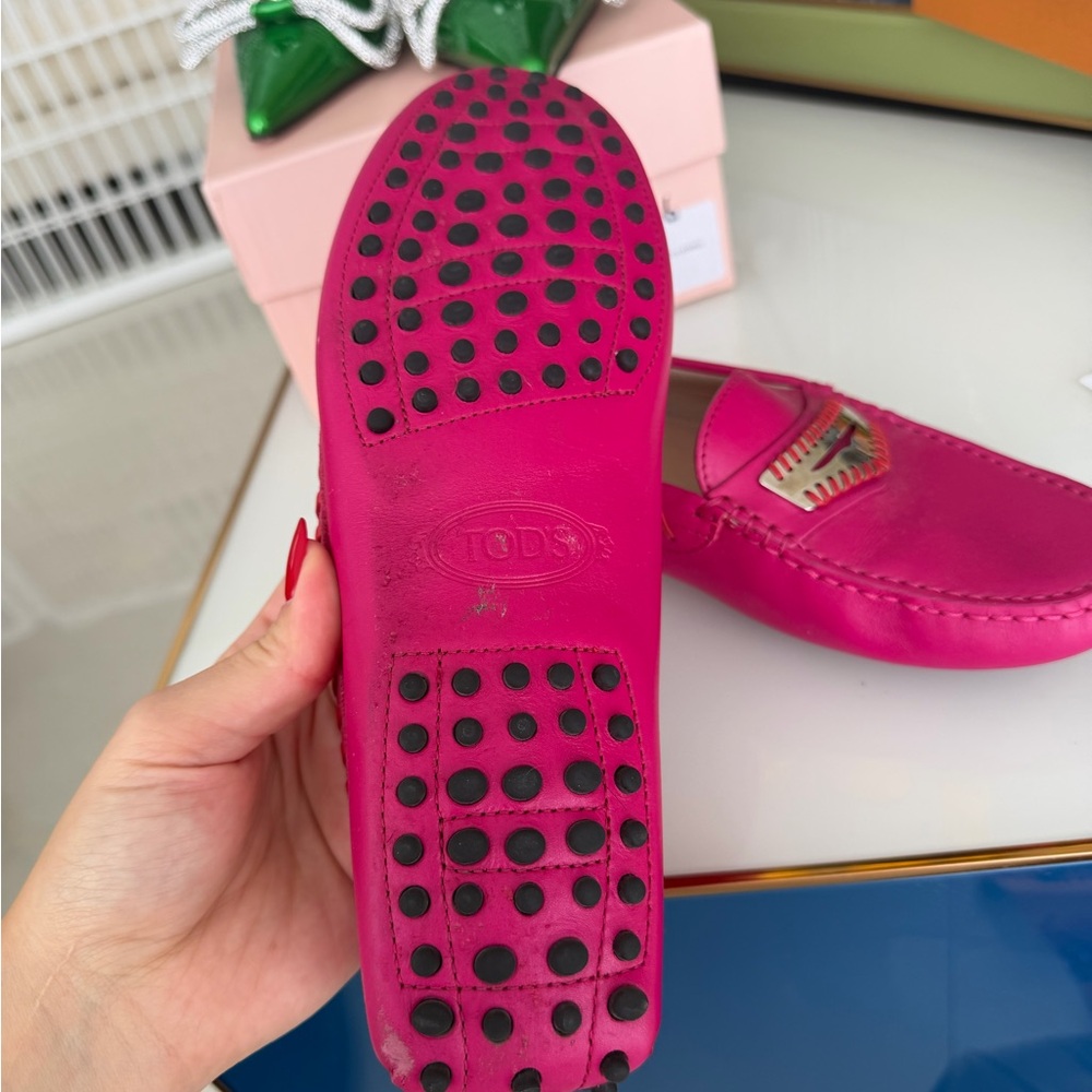 Tod's Fuchsia Leather Loafers with Gold Accent - Picture 2 of 2